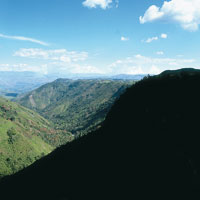 Desde su nacimiento hasta que sale de la cordillera y entra al valle , el ro se desplaza por una fuerte pendiente y arrastra a su paso una gran cantidad de sedimentos. Alto de Isnos.