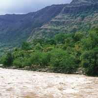 Al sur, cerca del municipio de Hobo, el valle del Magdalena es muy angosto; sin embargo, a la altura de Purificacin alcanza una anchura de 50 km, vuelve a estrecharse cerca de la ciudad de Honda y finalmente sobrepasa los 100 km en la zona de Barrancaber