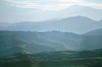 El Magdalena se enmarca entre dos ramales de la cordillera andina y en su recorrido atraviesa montaas, colinas, valles, sabanas y llanuras, de un extremo a otro del pas. Paisaje montano en el departamento del Huila.