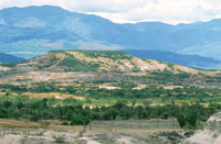 El Magdalena se enmarca entre dos ramales de la cordillera andina y en su recorrido atraviesa montaas, colinas, valles, sabanas y llanuras, de un extremo a otro del pas. Zona rida del desierto de la Tatacoa.