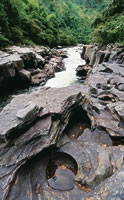 La interaccin del agua con las distintas geoformas caractersticas del pas, narra la historia geolgica de la cuenca del Magdalena, una historia que no ha terminado de escribirse. Estrecho del Magdalena.