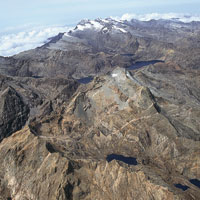 La elevada capacidad de almacenamiento y regulacin del agua que produce la alta montaa de la cuenca del Magdalena, da origen a algunos de los ms importantes ros del pas.