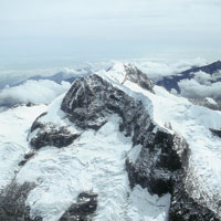 La cobertura vegetal en las zonas cuya altura es superior a los 4.500 msnm es casi inexistente y se llimita a plantas de porte bajo, especializadas en soportar temperaturas extremas. Sierra Nevada de Santa Marta.