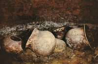 Dentro de la cmara de los hipogeos de Tierradentro, decorados con formas geomtricas y figuras antropomorfas, se inclua el ajuar funerario que acompaara al muerto en su ltimo viaje.