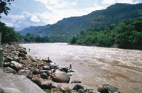 La cuenca alta del ro Magdalena termina en los rpidos de Honda, que han impedido la continuidad de la navegacin por el ro, debido a la turbulencia de sus aguas.