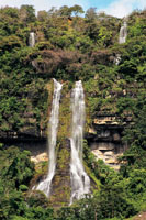 Colombia es un país privilegiado por la cantidad de agua y la variedad de relieves que posee. Cascada El Cáliz en Santander.