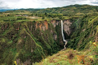 El Salto del Mortiño presenta una caída de 200 metros aproximadamente y está localizado en la zona arqueológica de San Agustín, Huila.