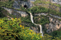 Ventanas de Tisquizoque, departamento de Santander; cascada escalonada que brota de una cueva labrada por el agua en el centro de la montaña.