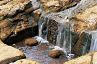 El culto a las  fuentes de agua se ha expresado de muchas maneras a lo largo de la historia de la humanidad. Fuente ceremonial del Lavapatas en San Agustín, Huila.  