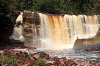El encanto de las caídas de agua se debe posiblemente a que en ellas se conjugan la permanencia y el constante cambio. Raudal Alto de Caño Mina, departamento de Guainía. 