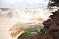 Son muchos los mitos en torno al origen de los raudales de la Orinoquia y la Amazonia. Los nativos ven estas manifestaciones de la naturaleza con admiración y respeto. Cataratas de Jirijirimo.