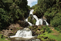 En Colombia, algunas caídas de agua cuentan con cierta infraestructura para el turismo escénico y de aventura. Salto del Tequendamita cerca de la población El Retiro, Antioquia.