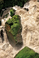 La energía  que genera el agua al caer puede ser aprovechada de muchas maneras, sin producir contaminación. Salto del Tequendama, Cundinamarca.