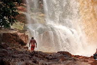 Indígena de la etnia Tikuna en busca del güio que habita en una caverna del salto de Caño Alto, afluente del río Inírida.