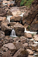 Por el gran poder que tiene el agua para erosionar, la mayoría de las caídas de agua tienden a convertirse en raudales sobre un lecho rocoso. Quebrada en Sueva, Cundinamarca.