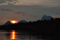 En una gran mayoría de lugares de Colombia, la naturaleza nos entrega ambientes de una belleza espectacular. Atardecer en los cerros de Mavecure, Guainía.