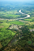 La represa de  Urrá fue construida para generar energía y regular el caudal del río Sinú. Esto afectó los manglares del delta de Tinajones  y ciénagas aledañas y no impidió las grandes inundaciones que se presentan en la parte baja del río durante los fuertes inviernos.