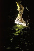 Las fuentes de agua, tanto subterráneas como de superficie, son un recurso limitado que debemos proteger. Flujo de agua subterránea en la caverna Las Cacas, Boyacá.