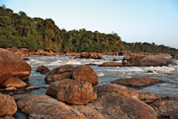 Atardecer en el raudal Payara, río Inírida.