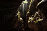 Hilos de agua que caen en el interior de la caverna Las Cacas en Pauna, Boyacá.
