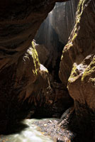 Parte del agua que cae a la superficie terrestre penetra a través de grietas y poros para formar corrientes subterráneas. Flujo de aguas subterráneas en Las Cacas, Boyacá.