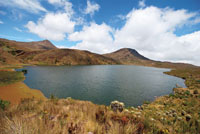 Cuando el agua se deposita en las concavidades del terreno montañoso, da lugar a algunos lagos. Lagunas de Siscuinsí, Boyacá.
