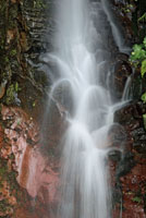 La velocidad que llevan las corrientes de agua depende de la pendiente del terreno por donde discurren. Quebrada con pequeño salto sobre la roca, en el Nevado del Ruiz. 