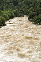 El flujo de una corriente busca siempre un equilibrio y depende de la pendiente, la forma del cauce, la cantidad de agua y los sedimentos que transporta.