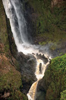 Durante la caída, la fuerza del agua que produce abrasión en las paredes de roca, las va haciendo cada vez más escarpadas, hasta configurar un precipicio con extraplomos y en ocasiones una caverna en su base. Base del Salto del Mortiño, Huila. 