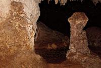 Con el paso del tiempo, las corrientes de agua excavan las rocas calcáreas y pueden dar origen a cuevas y cavernas. Cueva de Los Guácharos, Huila.