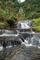 Las caídas de agua que discurren por pendientes de laderas con capas de rocas de dureza y consistencia variables, suelen formar cascadas en escalinata o con peldaños sucesivos. Termales de Santa Rosa de Cabal, Risaralda.