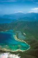 Al hundirse en el mar, las estribaciones septentrionales de la Sierra Nevada de Santa Marta forman una serie de bahas y ensenadas rodeadas por bosques secos. Parque Nacional Natural Tayrona.
