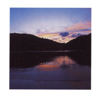 Amanecer en el ocano pacfico; al fondo el perfil de la serrana.