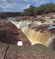 Las mesetas estn separadas por pequeos valles por donde corren caudalosos ros de aguas negras.