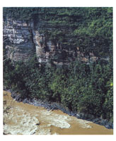 En el corredor de los ros Duda y Guayabero, son frecuentes los etrechos caones de paredes escarpadas.