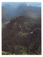 La mayor parte de la planicie ondulada que circunda la serrana est formada por rocas sedimentarias que datan del Oligoceno.