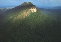 Estas dos serranas que se caracterizan por su relieve suave y ondulado. Serrana del Tunah y serrana del Naqun. En la mayor parte de su superficie las formaciones son de poca altura.