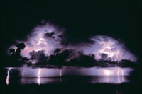 El ocano y la atmsfera permitieron el surgimiento de compuestos orgnicos, mediante la interaccin de mltiples descargas elctricas con los rayos ultravioleta, los cuales transformaron cadenas complejas de aminocidos en materia orgnica, hace unos 3.3