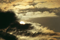 La atmsfera es una capa gaseosa que recubre la Tierra. Est compuesta por 8 estratos, el primero de los cuales
-troposfera- cuyo ancho es de 8 a 18 km, es el que mayor influencia recibe del mar.