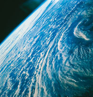 Los huracanes o tifones son las fuerzas ms destructivas de los ocanos. Se producen en los trpicos cuando, por efectos de la temperatura, el aire hmedo y templado crea nubes tormentosas.
A medida que el aire se eleva, forma espirales, la energa se lib